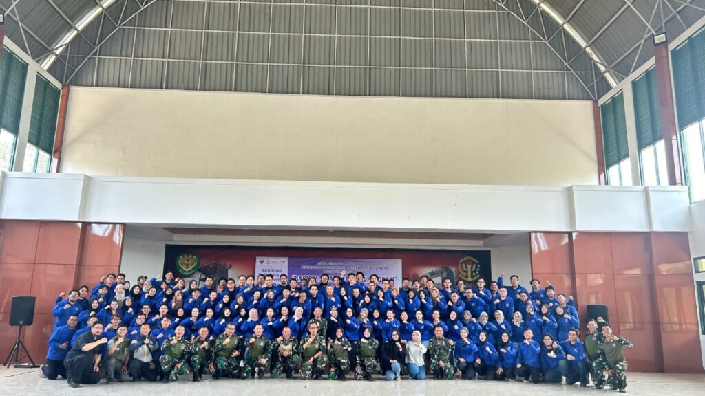 Kristi Kartika and MBA ITB classmates after a team-building training with the Indonesian Armed Forces